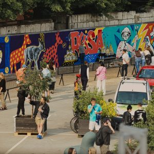 Rīgas pašvaldība aicina uz ielu mākslas festivālu Sarkandaugavā “Row Baltics 2026” un muzikālajiem parkiem