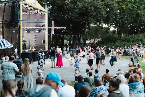 Linda Leen un grupa 5. augstā Dzegužkalnā 16