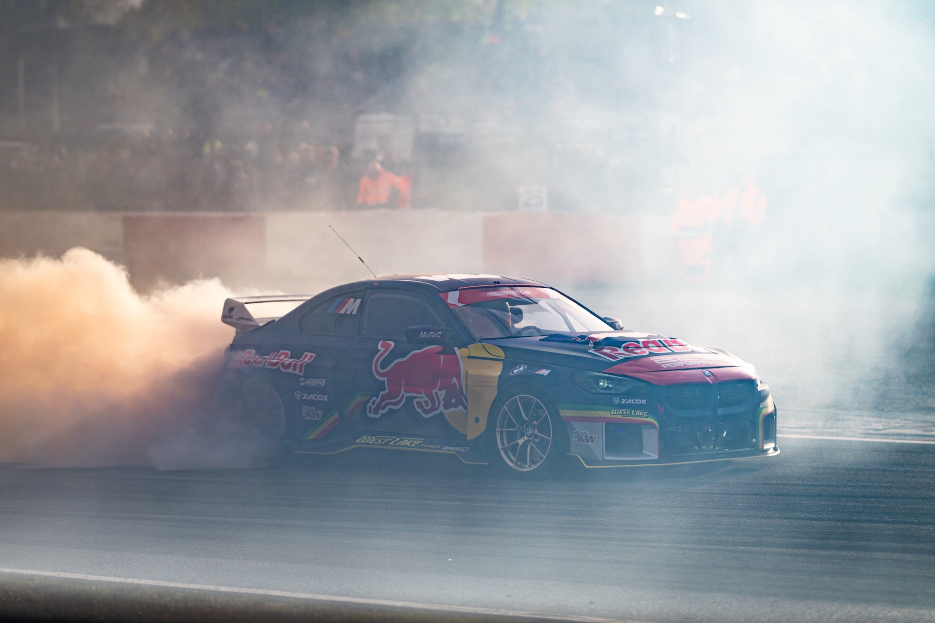 “Red Bull Showrun Village” aicina iepazīt gaidāmā šova tehniku, sacensties F-1 pitstopa izaicinājumā un citās aktivitātēs visai ģimenei