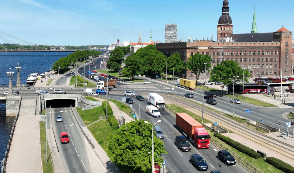 Rīgas dzimšanas dienas pasākumu laikā būtiski ierobežos satiksmi Vecrīgā; trešdien satiksmei slēgs 11. novembra krastmalu