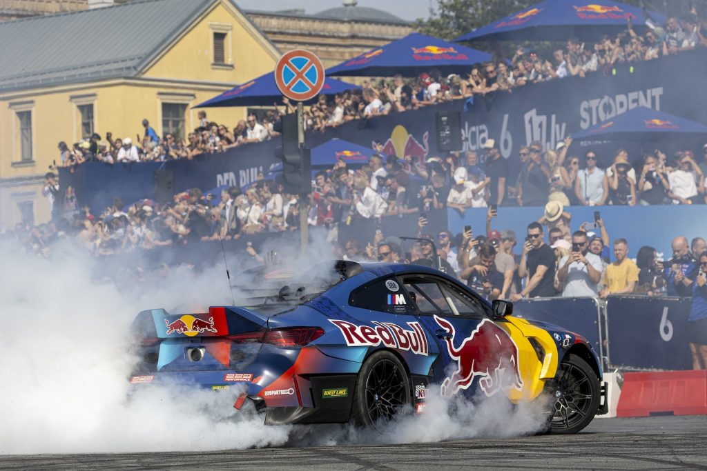 F-1, drifts un rallijs: “Red Bull Showrun” Rīgā pulcē tūkstošiem skatītāju iespaidīgā šovā