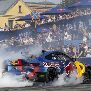 F-1, drifts un rallijs: “Red Bull Showrun” Rīgā pulcē tūkstošiem skatītāju iespaidīgā šovā