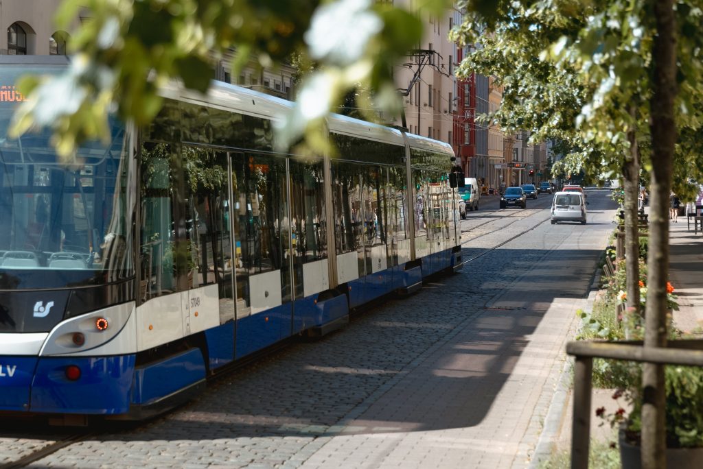 Rīgas dzimšanas dienas pasākumu laikā būtiski ierobežos satiksmi Vecrīgā; trešdien satiksmei slēgs 11. novembra krastmalu
