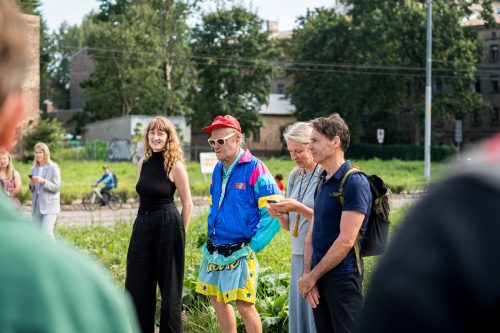 Rīgas vasaras 2025 vizuālās identitātes zīmes “RakstuRīga” atklāšana uz ēkas K. Barona ielā 71 5