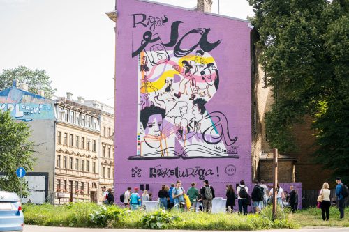 Rīgas vasaras 2025 vizuālās identitātes zīmes “RakstuRīga” atklāšana uz ēkas K. Barona ielā 71 4