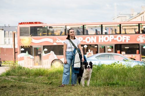 Rīgas vasaras 2025 vizuālās identitātes zīmes “RakstuRīga” atklāšana uz ēkas K. Barona ielā 71 2