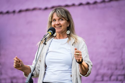 Rīgas vasaras 2025 vizuālās identitātes zīmes “RakstuRīga” atklāšana uz ēkas K. Barona ielā 71 6