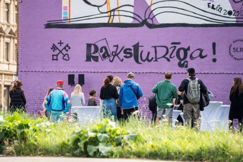 Rīgas vasaras 2025 vizuālās identitātes zīmes “RakstuRīga” atklāšana uz ēkas K. Barona ielā 71 14