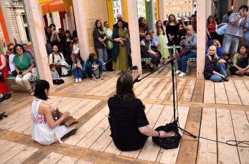 Latvijas slamu dzeja un korejiešu stīgu instrumenta Kajagum mūziķe Sunju Park Doma laukumā 4
