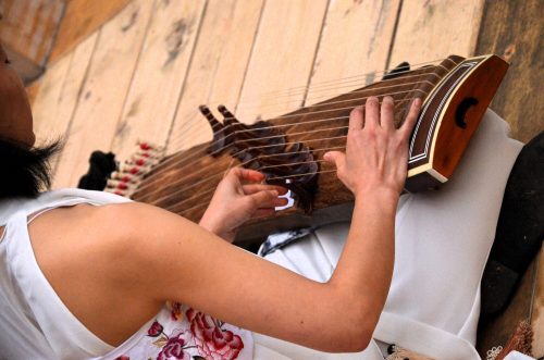 Latvijas slamu dzeja un korejiešu stīgu instrumenta Kajagum mūziķe Sunju Park Doma laukumā 6