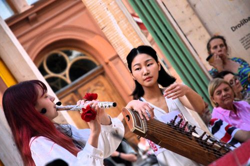 Latvijas slamu dzeja un korejiešu stīgu instrumenta Kajagum mūziķe Sunju Park Doma laukumā 8