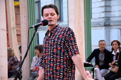 Latvijas slamu dzeja un korejiešu stīgu instrumenta Kajagum mūziķe Sunju Park Doma laukumā 9