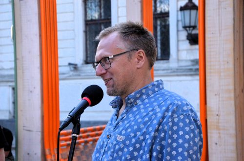 Tikšanās ar Guntaru Godiņu, igauņu dzejnieku Contra un somu akordeonistu Marko Ojalu vides objektā “Kopā pie Doma” 12