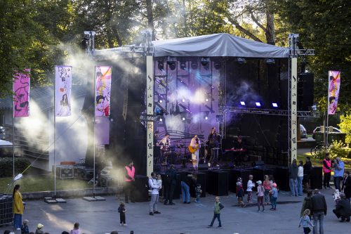 Grupa “Vēstnieks” un Olga Rajecka Dzegužkalnā 6