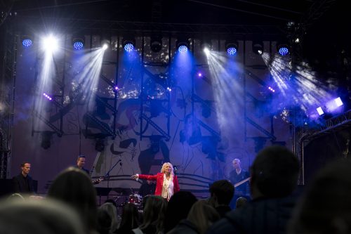 Grupa “Vēstnieks” un Olga Rajecka Dzegužkalnā 24
