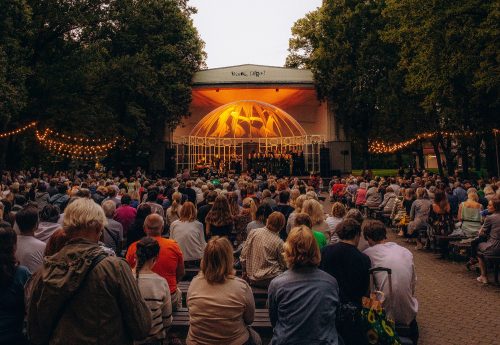 Emilija un Rīgas Doma kora skolas gospeļkoris Vērmanes dārzā koncertā “Vārds jaunajiem” 8