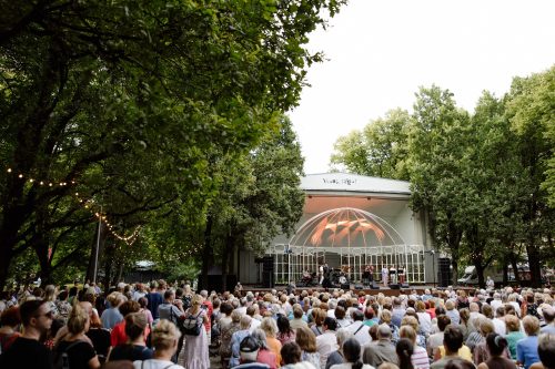 Ilona Bagele un Rīgas Mazākais orķestris Vērmanes dārzā 15. augustā 7