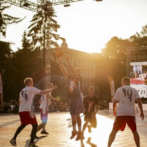 16. un 17. augustā Esplanādē pie Raiņa pieminekļa  notiks aizraujošais 24 stundu tautas basketbola turnīrs “Krastu mačs”.