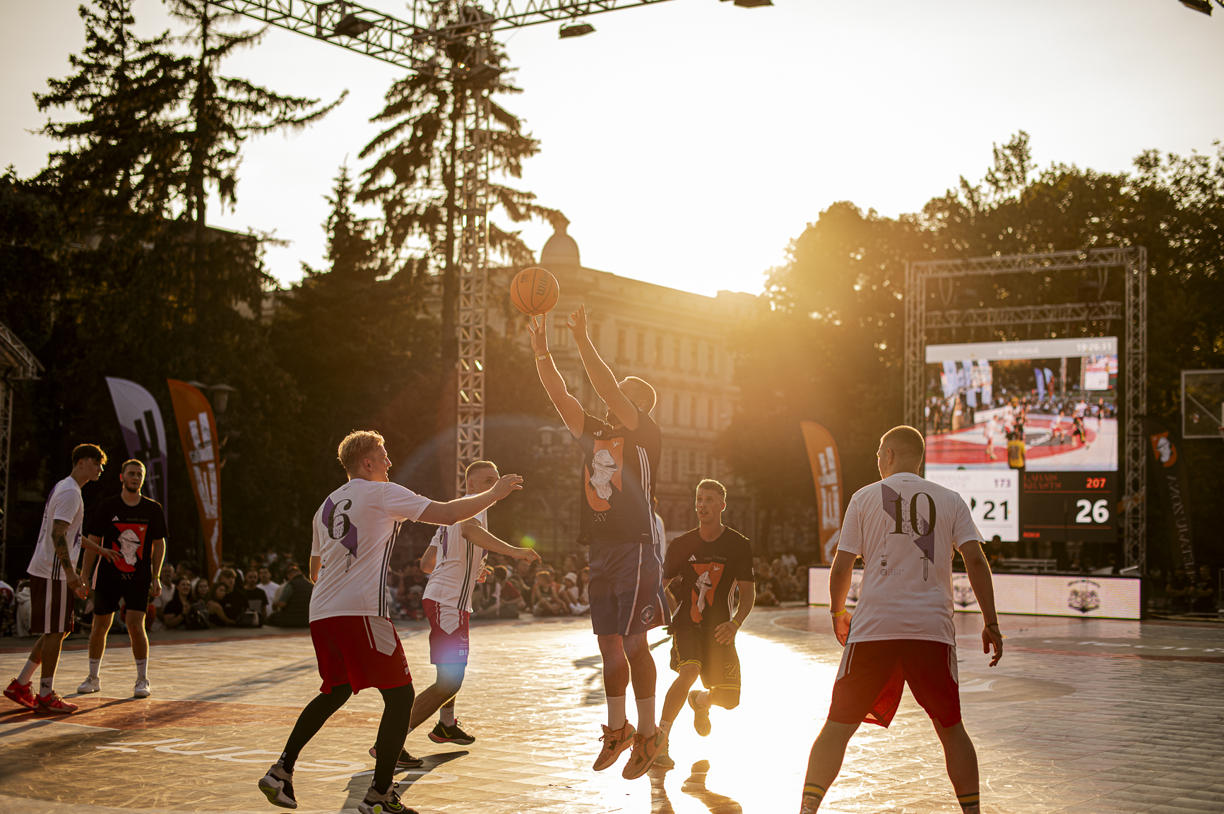 16. un 17. augustā Esplanādē pie Raiņa pieminekļa  notiks aizraujošais 24 stundu tautas basketbola turnīrs “Krastu mačs”.