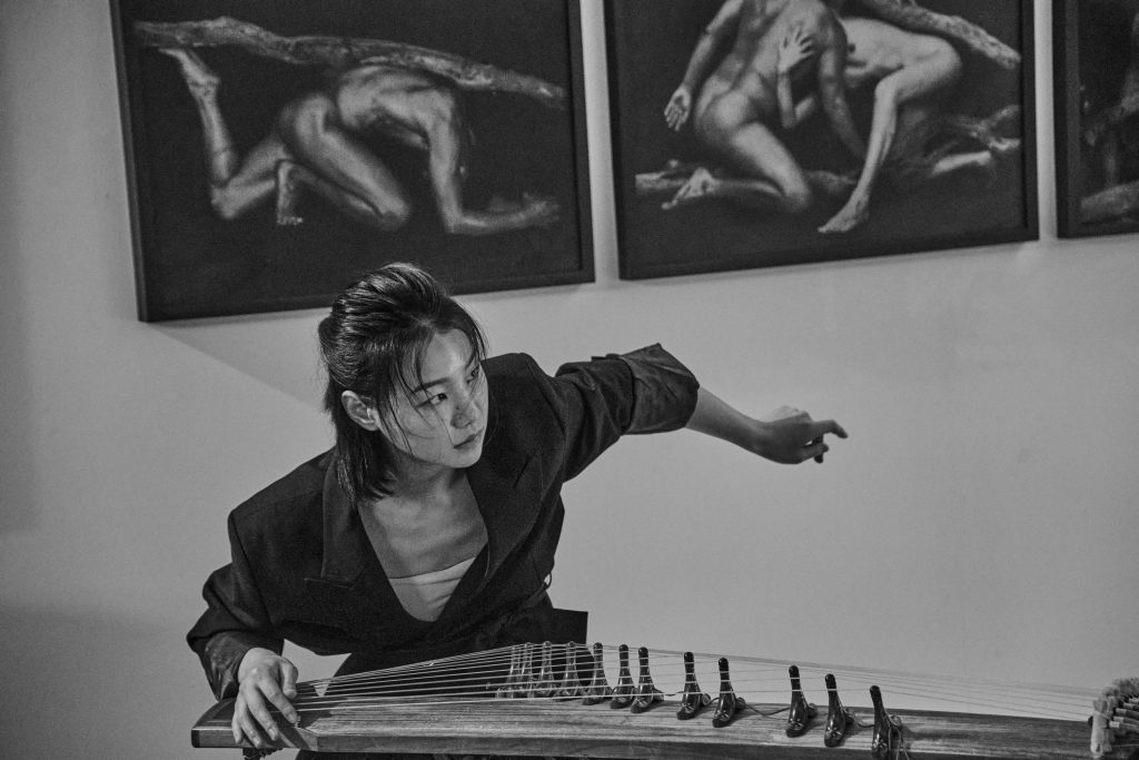 Latvijas dzejas slams kopā ar korejiešu stīgu instrumenta Kajagum mūziķes Sunju Park improvizācijām