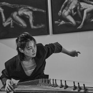 Latvijas dzejas slams kopā ar korejiešu stīgu instrumenta Kajagum mūziķes Sunju Park improvizācijām