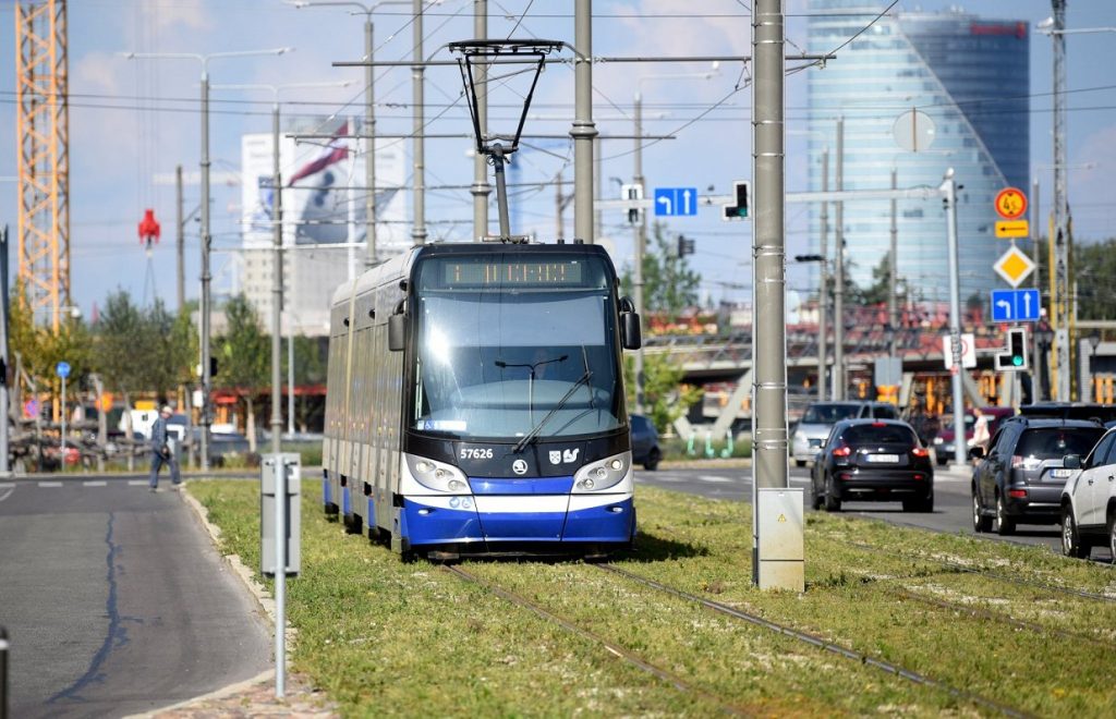 Rīgas svētkos par sabiedrisko transportu un autostāvvietām nav jāmaksā; būs sabiedriskā transporta papildreisi